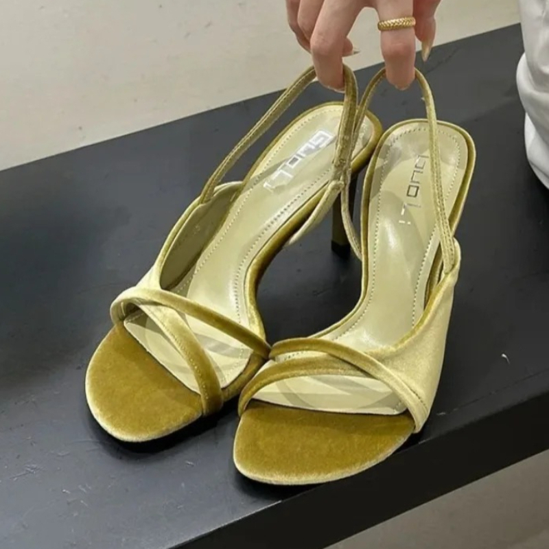 Luxuriöse Samt-Damenschuhe mit – Luxury Lifestyle Products Bewertung und Preis